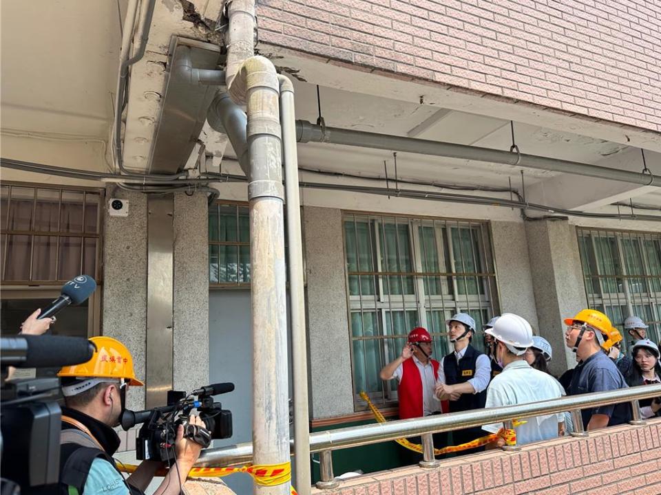 台北市長蔣萬安3日上午前往民族實驗國民中學，視察地震後校舍損傷的情況。（丁上程攝）