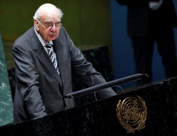 Volcker addresses the UN General Assembly in New York, 2012 (Reuters)