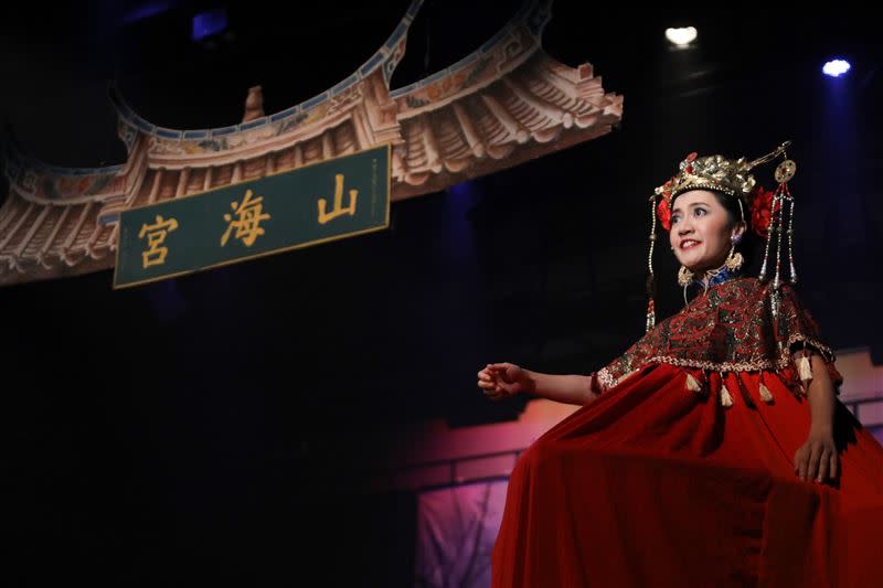 陳婉婷在舞台劇《熱天酣眠》一人分飾兩角。（圖／阮劇團提供）