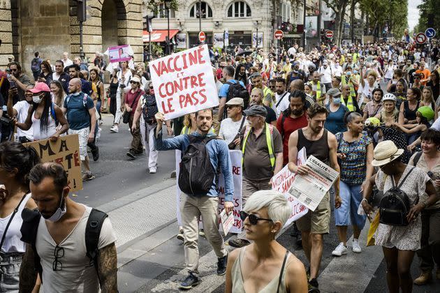 A la manifestation contre le passe sanitaire, porte Saint-Martin à Paris, samedi.