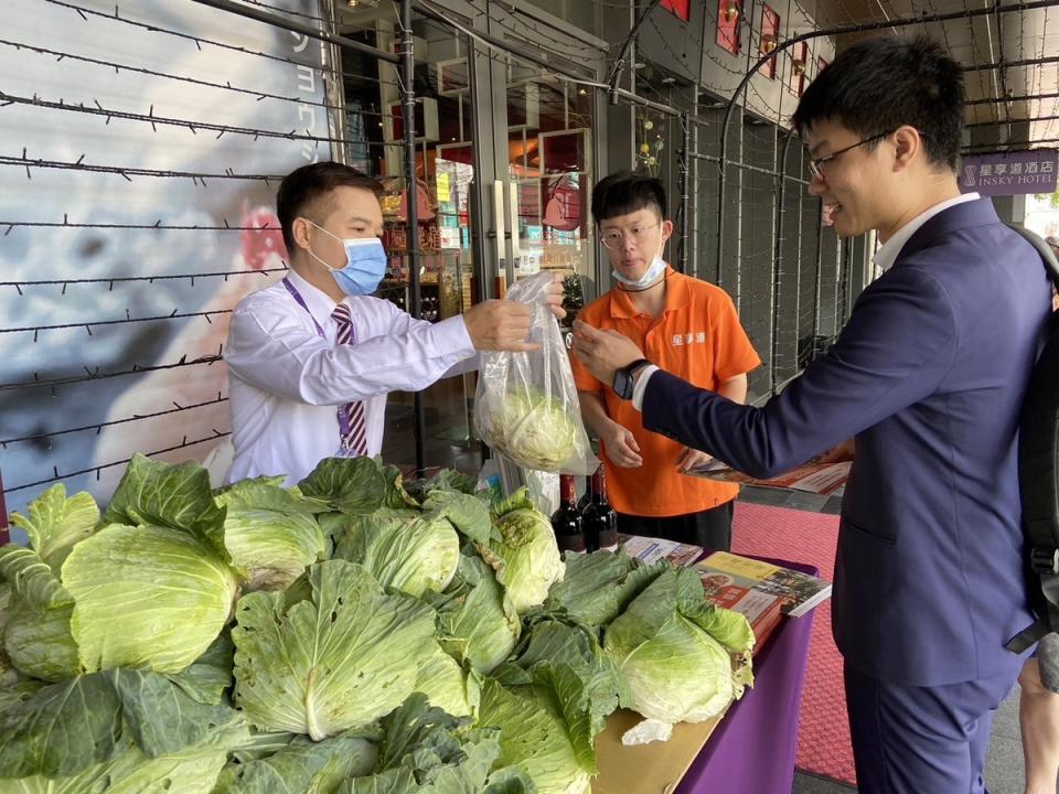 星享道酒店集團在旅展期間在飯店現場每天兩時段，發送高麗菜2400顆給大台中居民，一起用行動挺菜菜農。   星享道酒店集團/提供