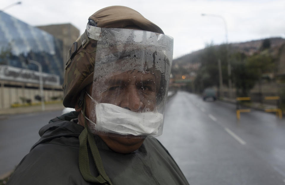 Un soldado patrulla una carretera vacía en medio de restricciones gubernamentales que limitan a los residentes, según su número de identificación nacional, a compras esenciales por la mañana en un intento por contener la propagación del nuevo coronavirus en La Paz, Bolivia, el lunes 30 de marzo de 2020. (AP Foto / Juan Karita)