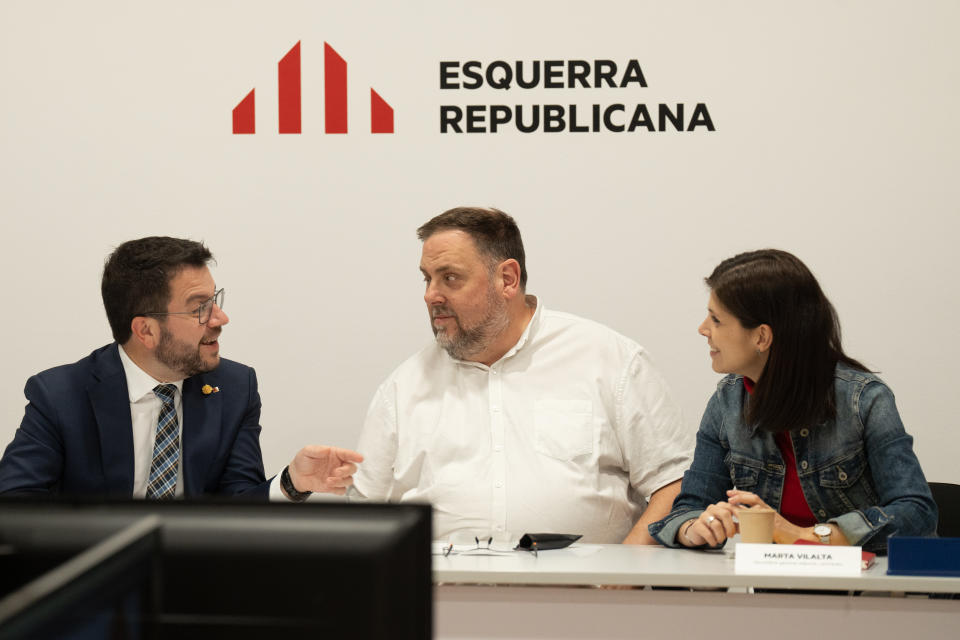 Oriol Junqueras, presidente de ERC, junto a Aragonès y a Marta Vilalta, portavoz de los republicanos en el Parlamento de Cataluña. (Foto: David Zorrakino / Europa Press / Getty Images).