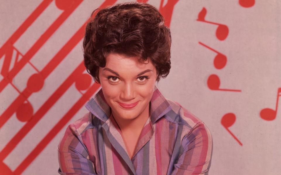 Zahlreiche internationale Künstler nahmen in den 50er- und 60er-Jahren deutsche Versionen ihrer Hits auf und feierten damit riesige Erfolge: So wurde auch die US-Pop-Sängerin Connie Francis zum Schlagerstar, "Die Liebe ist ein seltsames Spiel" und "Schöner fremder Mann" wurden zu ihren größten Hits. (Bild: Hulton Archive/Getty Images)