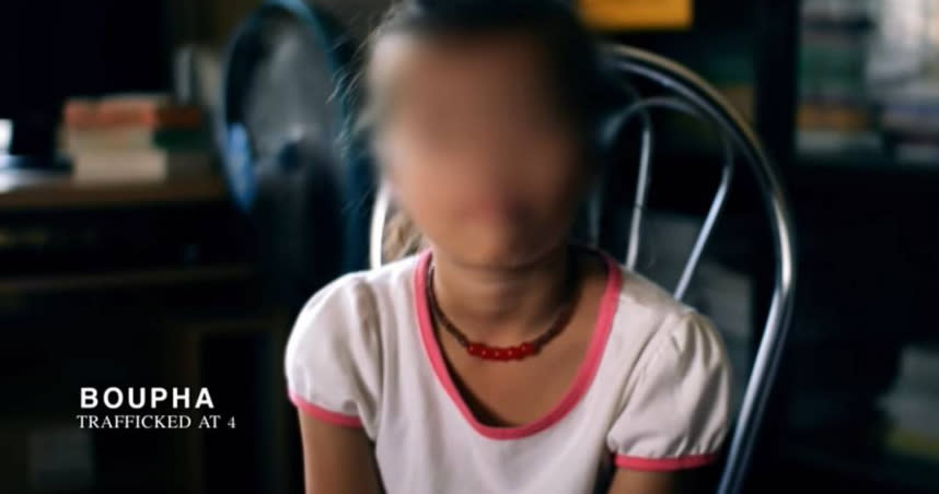 柬埔寨雛妓問題也嚴重，有女童4歲就被賣到紅燈區。（圖／翻攝自《The Pink Room》）