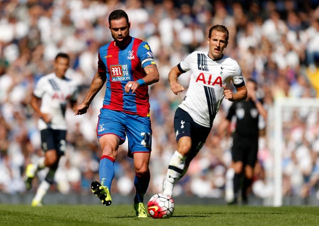 Crystal Palace’s Damien Delaney shields the ball from Kane, right, in 2015