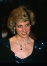 <p>Berichten zufolge soll Queen Mum Lady Diana eine Smaragdhalskette geschenkt haben, als sie 1981 Prinz Charles heiratete. Das Schmuckstück ist überaus geschichtsträchtig, da es ursprünglich Prinzessin Alexandra von Dänemark gehört hatte. Als Camilla Parker-Bowles allerdings im Oktober 2006 gesichtet wurde, wie sie die Kette zur Premiere von Alan Bennett’s „The History Boys“ als Brosche trug, löste das einige Kontroversen aus. [Bild: PA] </p>