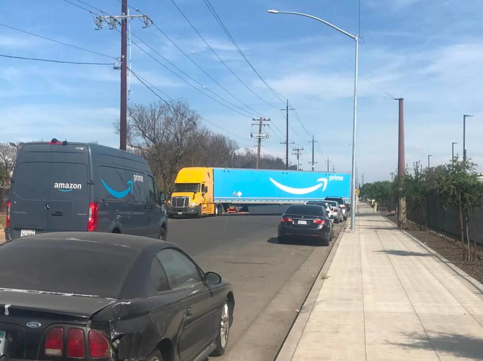 Un camión de Amazon bloquea el tráfico de la calle en el sur de Fresno mientras el conductor retrocede en la estación de entrega de la empresa de comercio electrónico en las avenidas Cedar y Florence, como se ve en marzo de 2022.