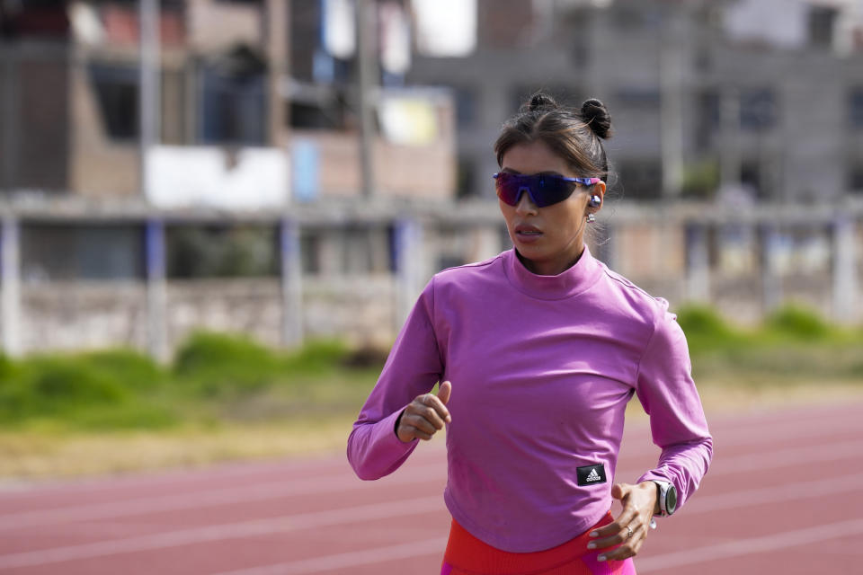 La marchista peruana Kimberly García entrena en el Estadio 3 de Octubre en Huancayo, el martes 28 de mayo de 2024 (AP Foto/Martín Mejía)