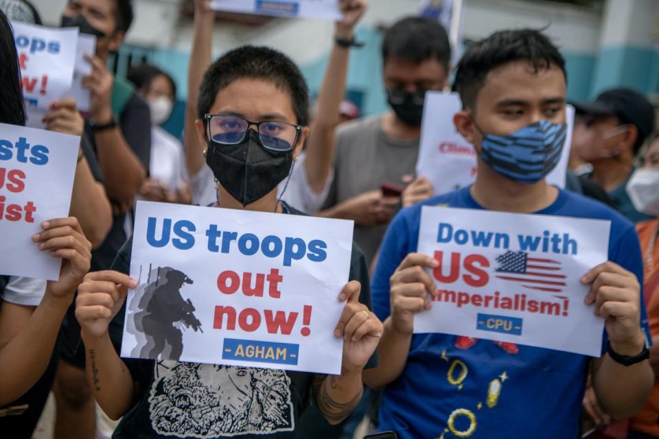 While most Filipinos have expressed positive views of the U.S., some people in Manila protest the military announcement. <a href="https://media.gettyimages.com/id/1246734420/photo/us-defence-secretary-lloyd-austin-visits-philippines.jpg?s=1024x1024&w=gi&k=20&c=A8XZTLkB-mbeJc-UfpXOXSm6oa_LQPdjRkuA86dJTxk=" rel="nofollow noopener" target="_blank" data-ylk="slk:Jes Aznar/Getty Images;elm:context_link;itc:0;sec:content-canvas" class="link ">Jes Aznar/Getty Images</a>