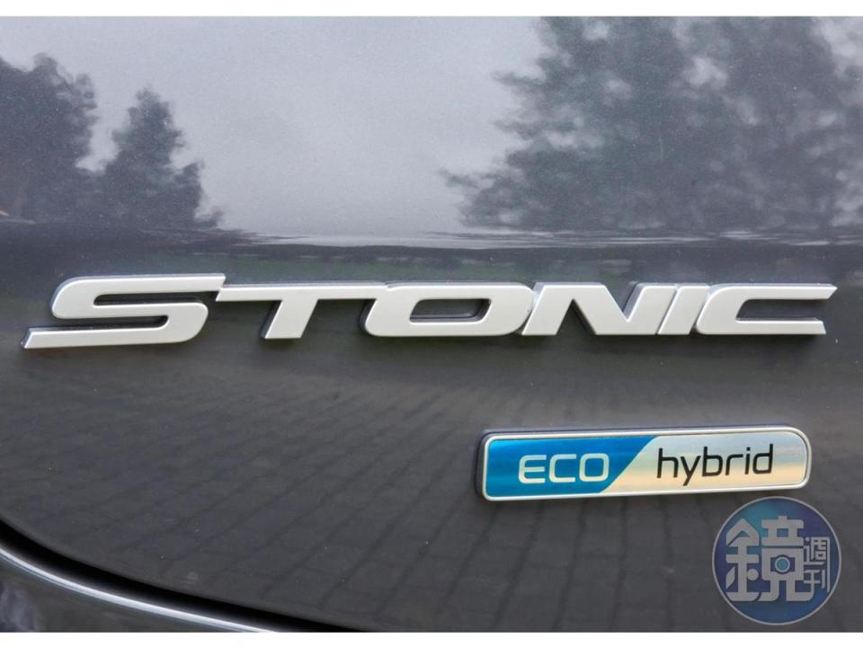 車尾左下方 ECO hybrid 銘牌，代表其具備48V 輕型油電動力。