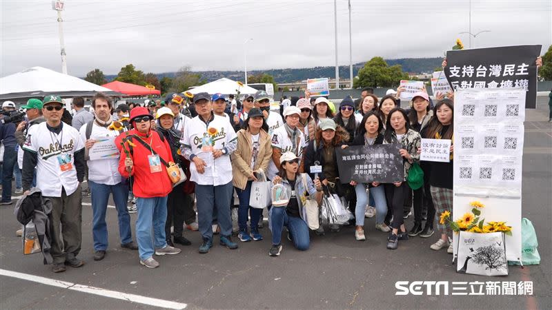 舊金山台灣日場外陸續多達上百名台僑跨海支持青鳥行動，反對立院擴權、濫權。（圖／記者周均庭攝）