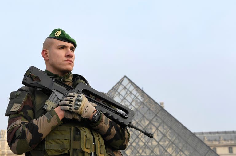 Un soldado custodia la entrada del Louvre por prevención de ataques terroristas