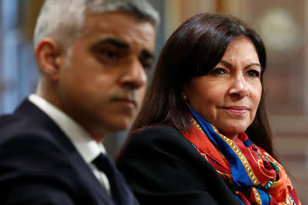 London Mayor Sadiq Khan (L) and Paris Mayor Anne Hidalgo attend a meeting on air pollution in Paris, France, March 29, 2017. REUTERS/Gonzalo Fuentes