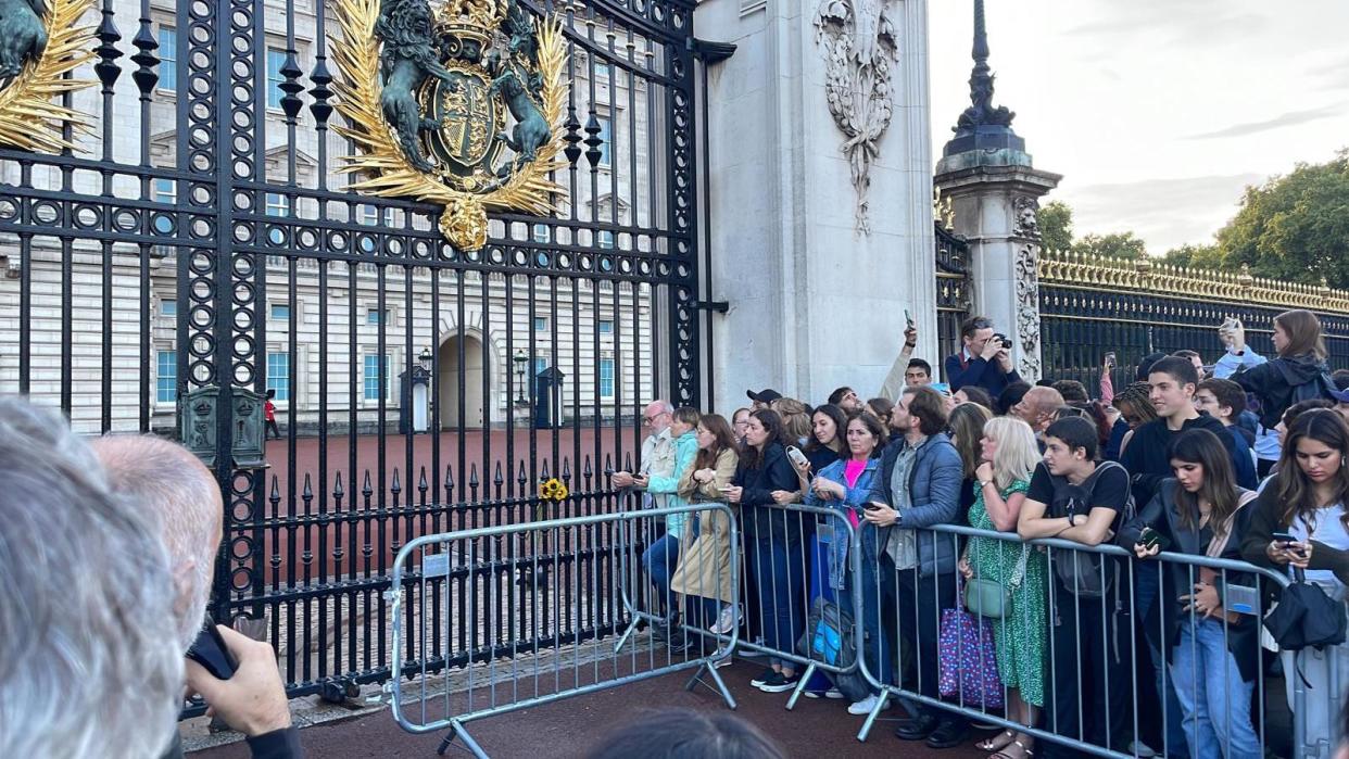 Mourners waited for the notice of death of Queen Elizabeth II on Thursday evening.