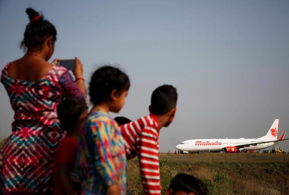 Bystanders look at the grounded Boeing 737 (REUTERS)