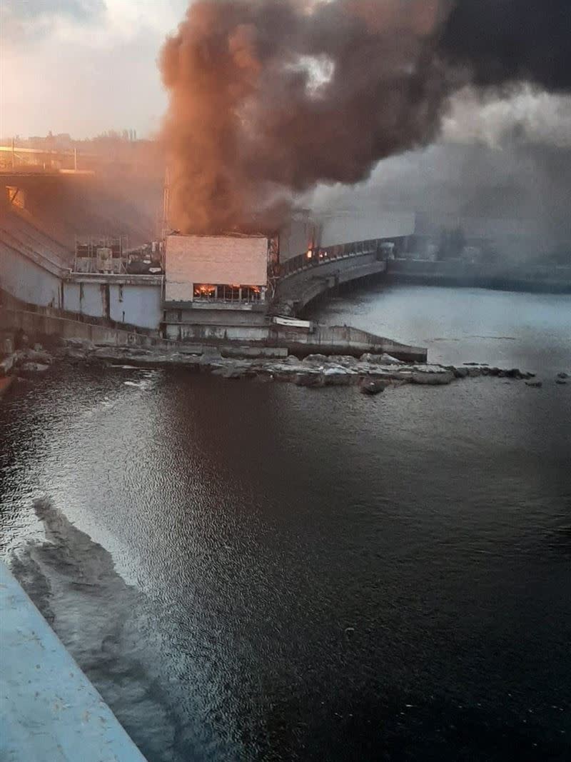 俄羅斯發射飛彈和無人機，擊中第聶伯羅河上的一座大壩，超過100萬人斷電。（圖／翻攝自X）