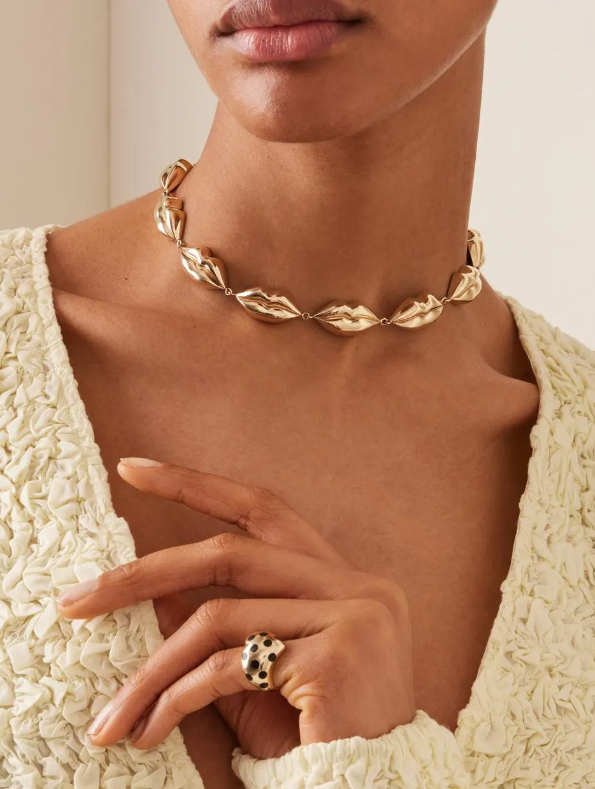 Un anillo y un collar de Rachel Quinn, que muestra su trabajo en París en el showroom NouvelleBox