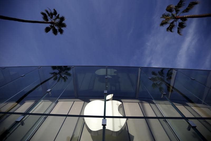 La Commission européenne ordonne mardi à Apple de verser 13 milliards d'euros d'impôts impayés à l'Irlande après avoir conclu que les arrangements fiscaux entre Dublin et le groupe américain correspondent à une aide publique illégale. /Photo prise le 23 février 2016/ REUTERS/Lucy Nicholson