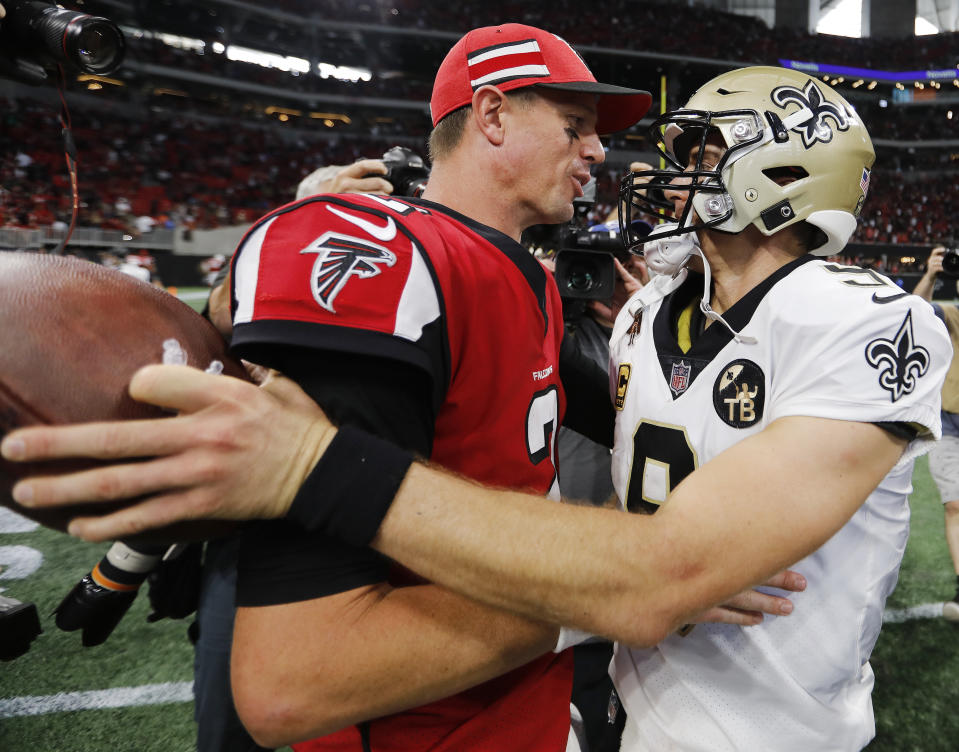 ARCHIVO - Esta foto de archivo del 23 de septiembre del 2018 muestra al quarterback Matt Ryan (2), de los Falcones de Atlanta, hablando con el mariscal de campo Drew Brees, de los Saints de Nueva Orleáns, después de un partido de la NFL en Atlanta. (Foto AP/David Goldman)