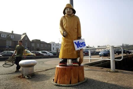 A "Yes" placard is attached to a sculpture in Stornoway on the Isle of Lewis in the Outer Hebrides September 13, 2014. REUTERS/Cathal McNaughton