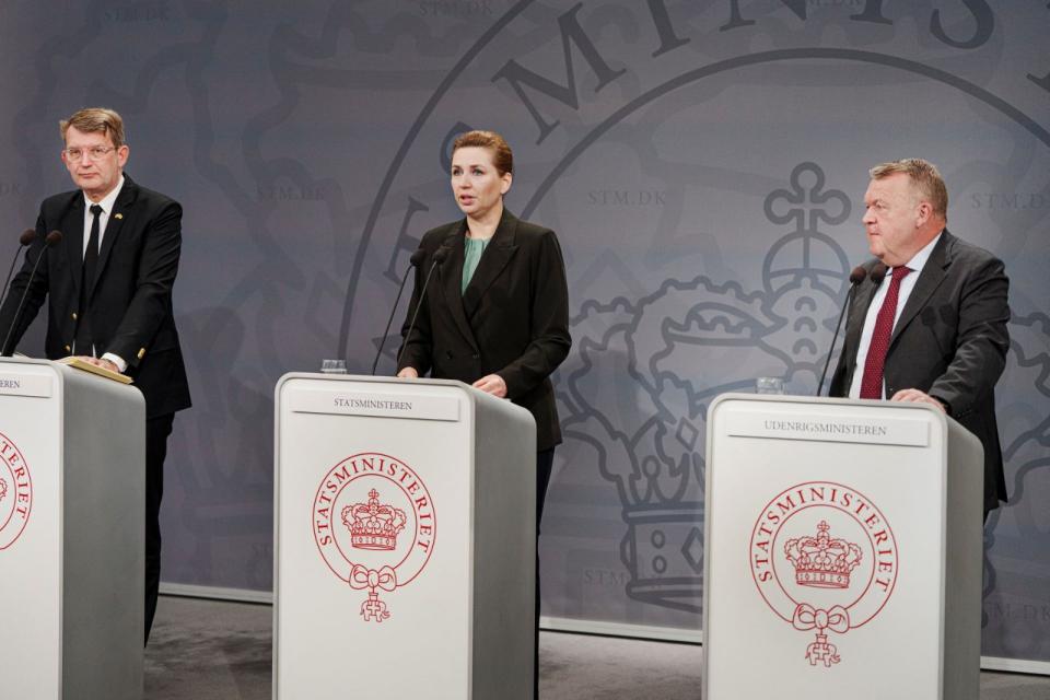 2024年3月13日，丹麥防長波爾森（左起）、總理佛瑞德里克森、外長拉斯穆森（Lars Lokke Rasmussen）出席國防部的軍事改革記者會。路透社