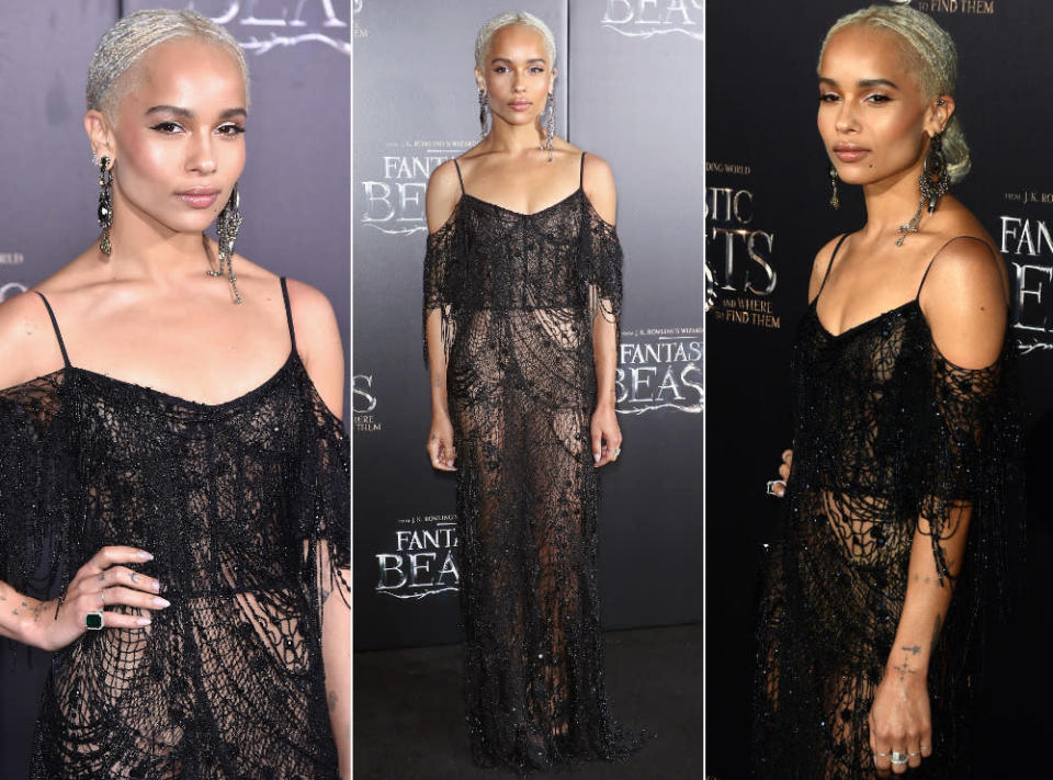 „X-Men“-Star Zoe Kravitz überraschte auf der „Fantastic Beasts and Where to Find Them“-Premiere in New York gleich zweifach – nicht nur mit ihrem hinreißenden transparenten Look von Alexander McQueen, sondern auch mit ihrer neuen Frisur: Die Schauspielerin hat sich von ihrer dunklen Mähne verabschiedet und trägt jetzt auffälliges Blond. Ein toller Kontrast zu dem Gothic-inspirierten Look! (10. November 2016, Bilder: Getty Images, Getty Images, WENN)