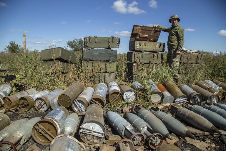 Un soldado ucraniano explora un depósito de municiones abandonado por Rusia en Izium. (AP Photo/Oleksandr Ratushniak)