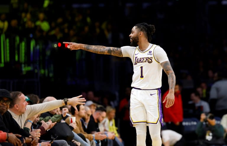 D'Angelo Russell celebra una canasta de los Lakers en el partido del sábado ante los Cavaliers. (KEVORK DJANSEZIAN)