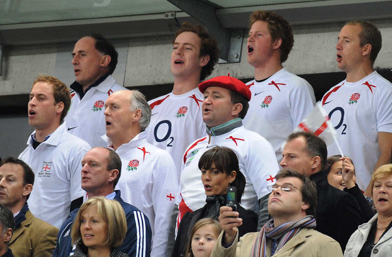 Príncipe Harry y príncipe Guillermo en un partido de rugby