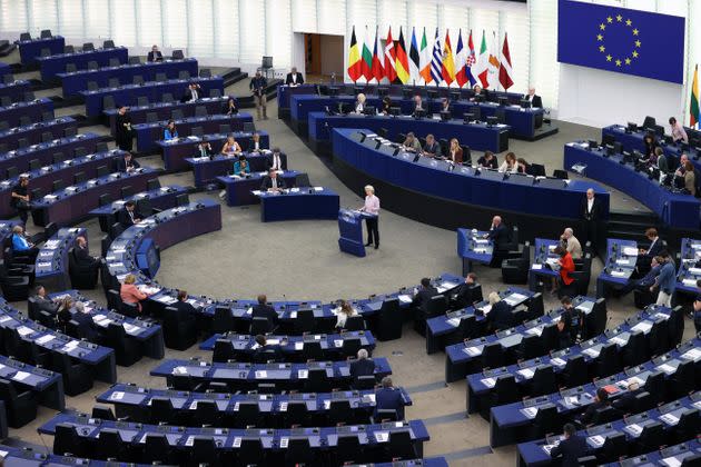Au Parlement européen, les députés de La France insoumise espèrent obtenir une enquête sur les révélations des 