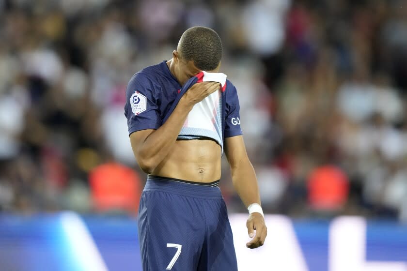 Kylian Mbappé del PSG reacciona tras fallar un penal ante Montpellier en el partido de la liga francesa, el 13 de agosto de 2022. (AP Foto/Francois Mori)