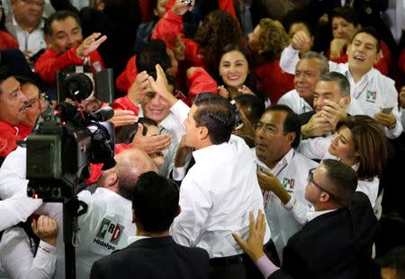 Mexican President Enrique Pena Nieto greets to supporters of the Institutional Revolutionary Party (PRI) during their national assembly ahead of the 2018 election at Mexico City’s Palacio de los Deportes, Mexico August 12, 2017. REUTERS/Henry Romero