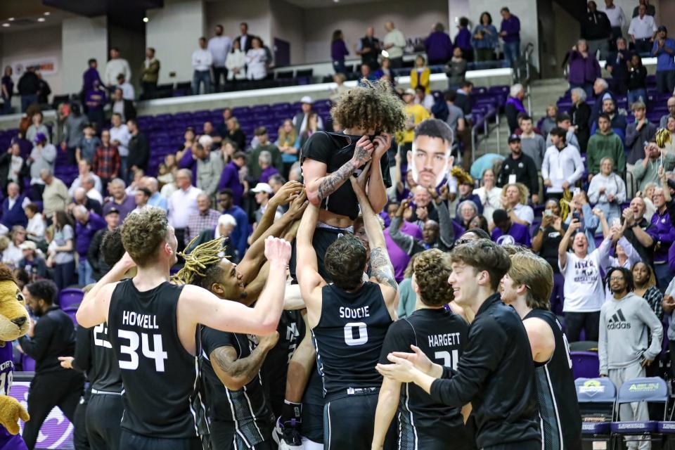 K.J. Johnson celebrates with his teammates after his buzzer-beater. (Drew Barton/North Alabama Athletics)