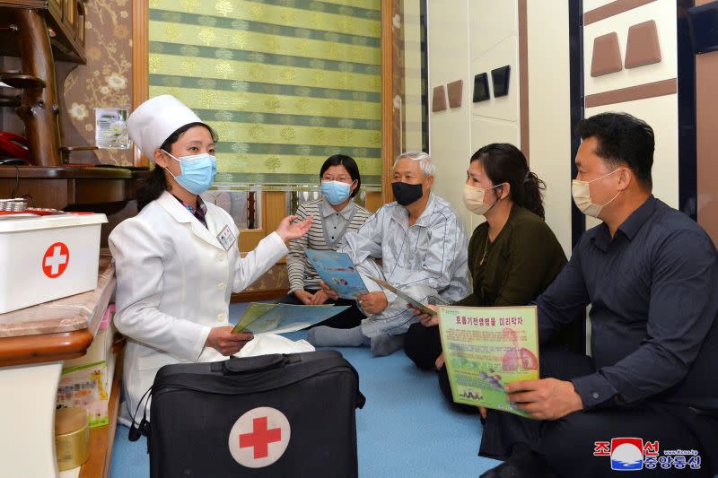 ▲北韓醫療資源匱乏。圖為北韓官方釋出的，醫護到府宣傳防疫的照片。（圖／美聯社／達志影像）