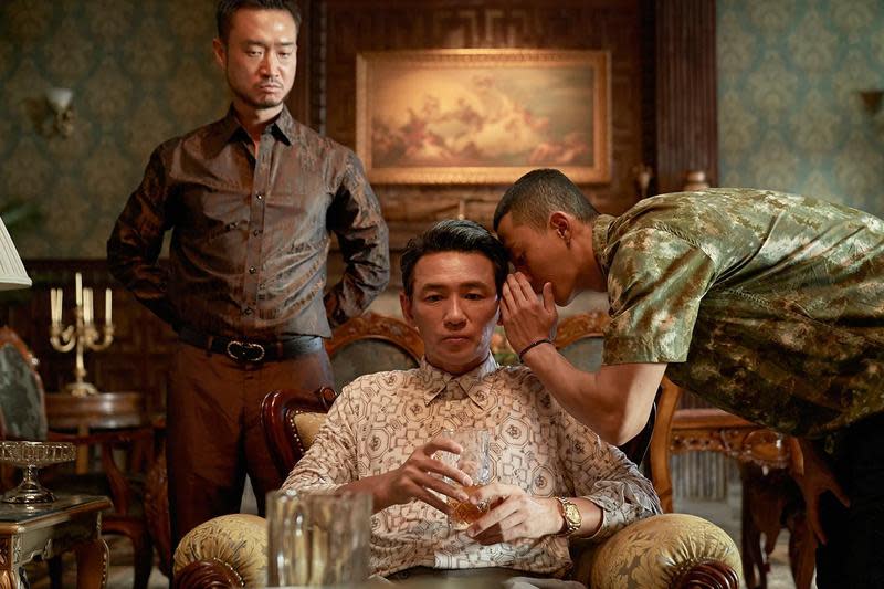 金民貴（右）在《毒梟聖徒》中飾演黃晸珉（中）的左右手，幫忙處理他的大小事。（Netflix提供）