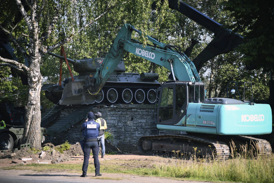 ARCHIVO - Trabajadores retiran un tanque soviético T-34 instalado como monumento en Narva, Estonia, el 16 de agosto de 2022. (AP Foto/Sergei Stepanov, Archivo)