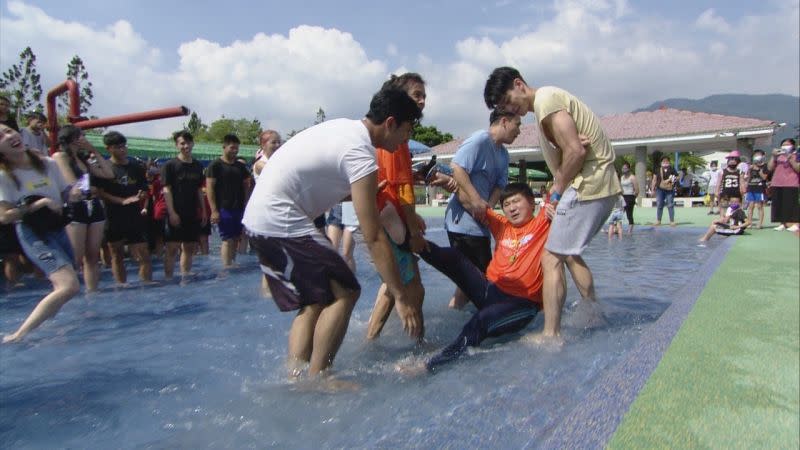 ▲男藝人們把胡瓜扛到場外。（圖／民視提供）