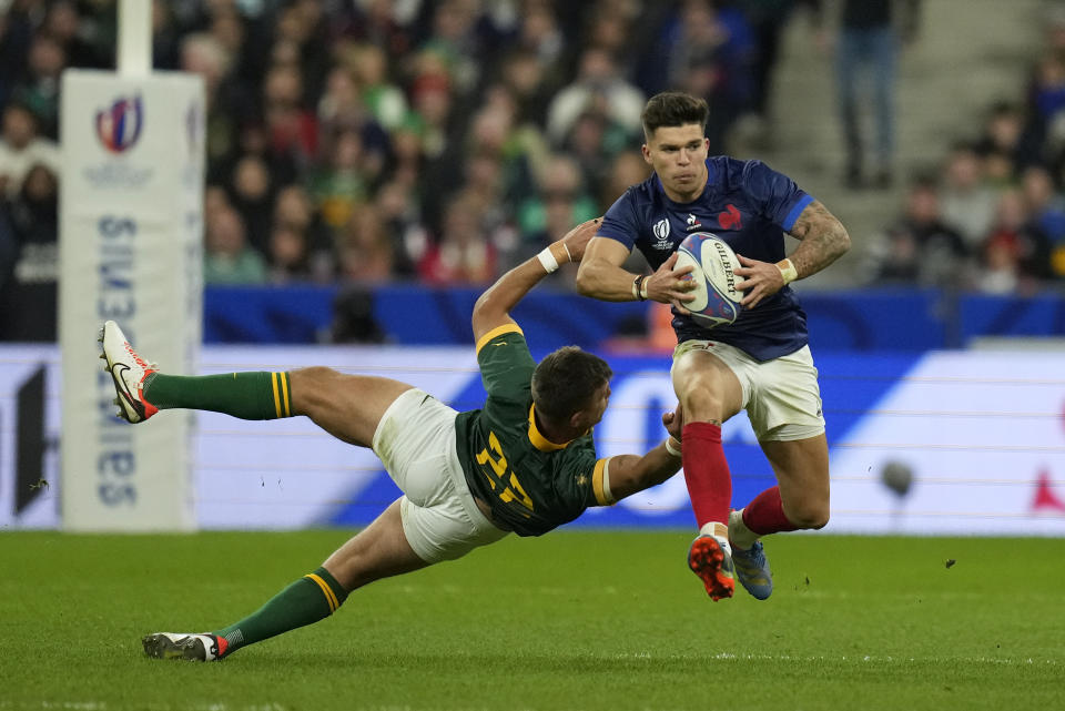 France's Matthieu Jalibert, right, gets past South Africa's Handre Pollard during the Rugby World Cup quarterfinal match between France and South Africa at the Stade de France in Saint-Denis, near Paris Sunday, Oct. 15, 2023. (AP Photo/Thibault Camus)