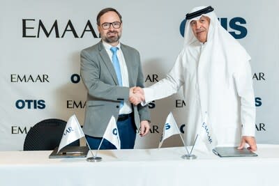 Enrique Miñarro Viseras, President, Otis EMEA and Ahmed Al Matrooshi, Executive Board Member and Managing Director, Emaar Properties, sign the modernization and service agreement for Burj Khalifa.