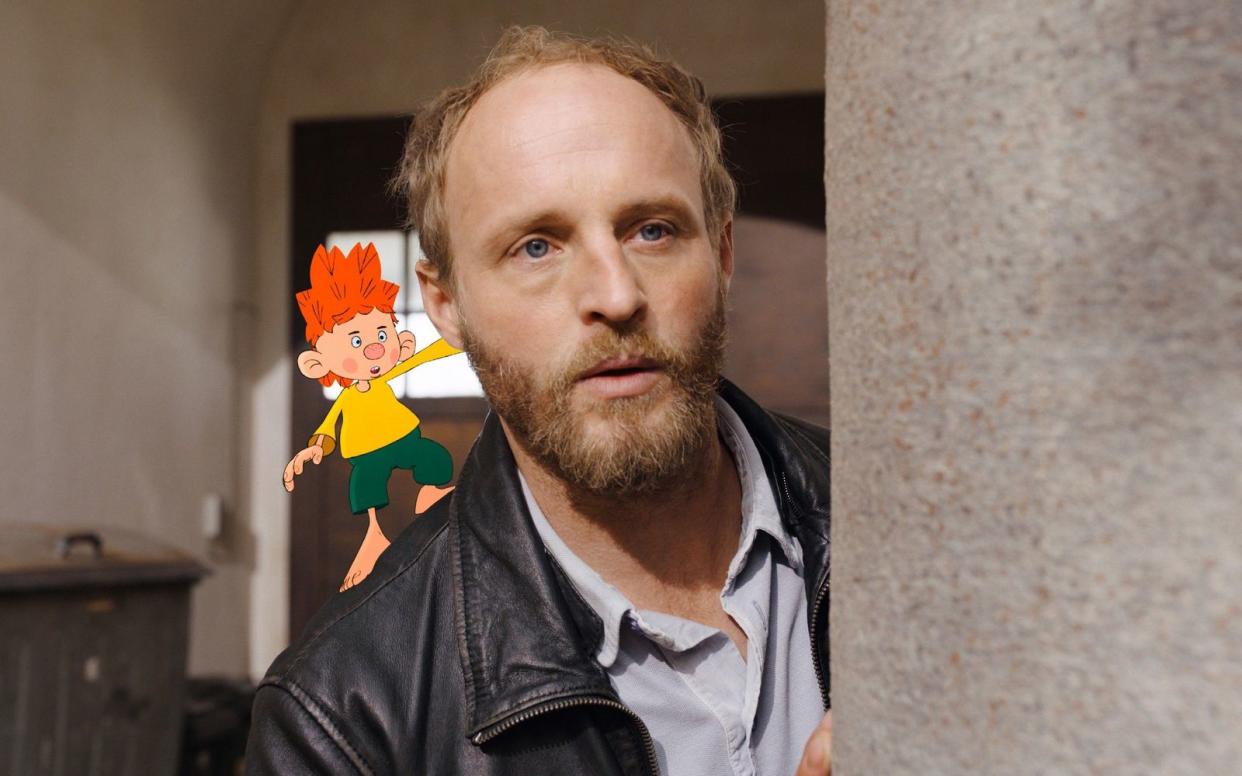 In "Neue Geschichten vom Pumuckl" spielt Florian Brückner den Neffen des verstorbenen Schreinermeisters Eder. Der Pumuckl wird von Maxi Schafroth gesprochen.  (Bild: RTL / NEUESUPER)