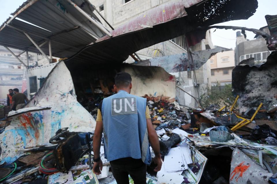2024 年 5 月 5 日，在加沙中部代爾拜萊赫，一所聯合國近東巴勒斯坦難民救濟和工程處屬下的學校，因戰火而被破壞。 (Photo by Ashraf Amra/Anadolu via Getty Images)
