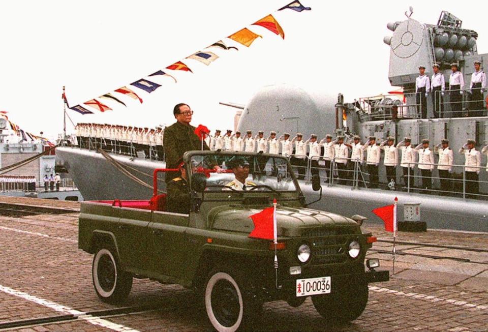 1995年10月18日，中國國家主席江澤民在一場軍演前檢閱參與軍演的海軍部隊。