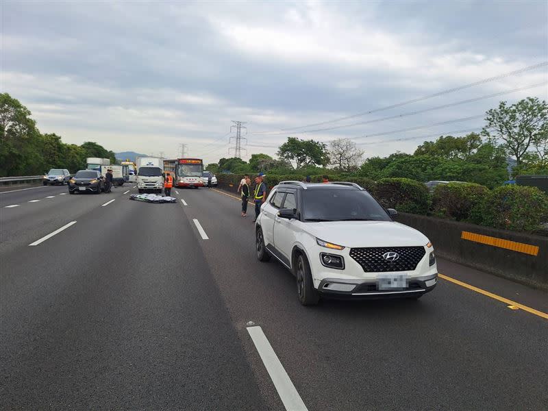 轎車車頂的衝浪板疑似未綁牢。（圖／翻攝畫面）