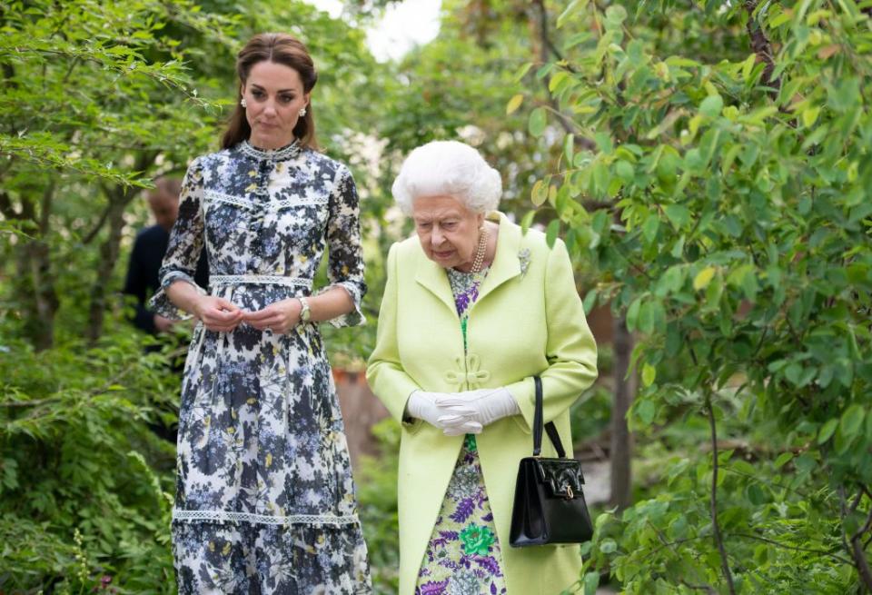 9) The Queen and Kate walk through the garden.