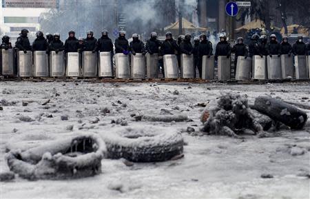 Ukrainian riot police stand in formation facing barricades constructed by anti-government protesters in Kiev, January 28, 2014. REUTERS/Thomas Peter