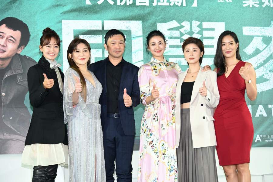 導演黃信堯和潘慧如、王彩樺、洪小鈴、朱芷瑩、鄭宇彤。（圖／非凡娛樂）