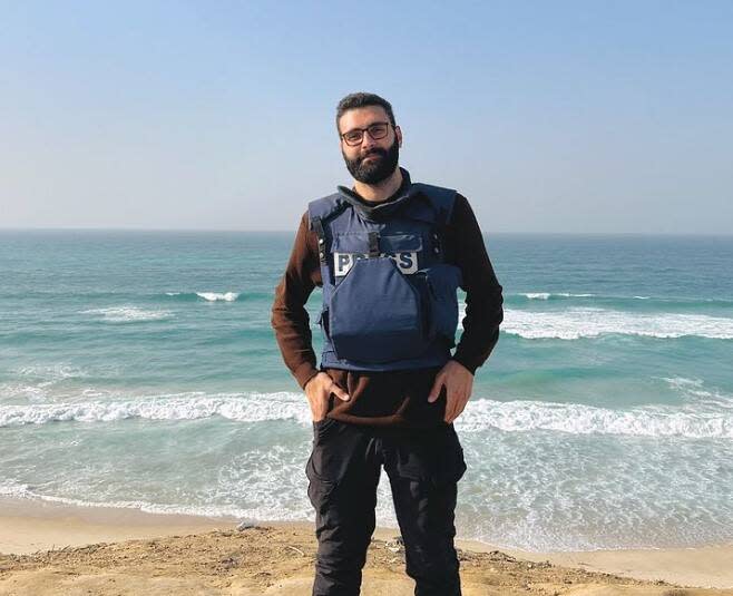 Le photo journaliste palestinien Motaz Azaiza a quitté Gaza. 