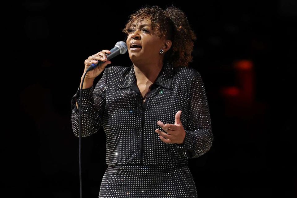 <p>Mike Kirschbaum/NBAE via Getty</p> Anita Baker 