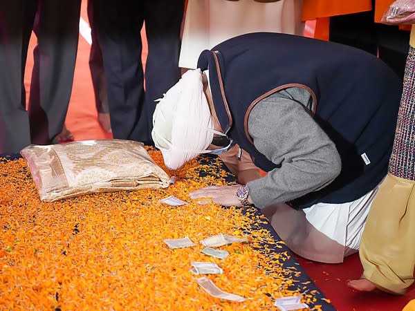 Punjab CM paid his respect at Sri Ber Sahib Gurudwara in Sultanpur Lodhi.  Photo/ANI